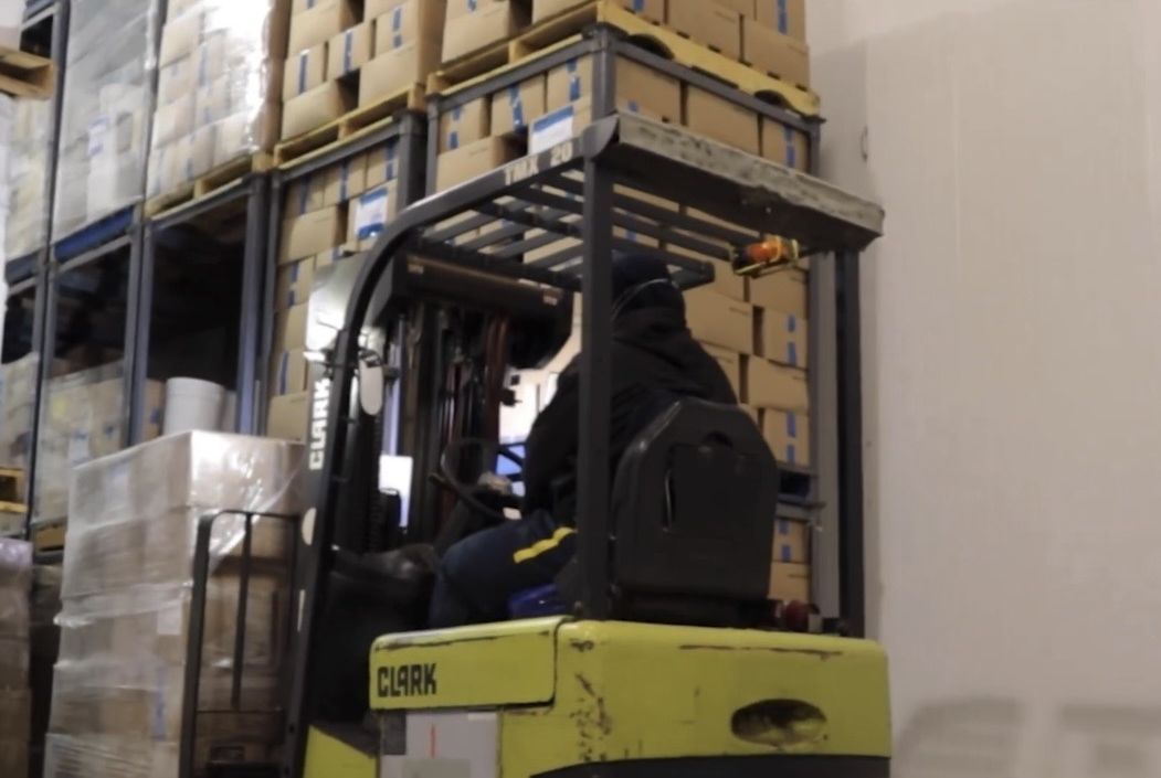 Almacén de producto congelado con montacargas