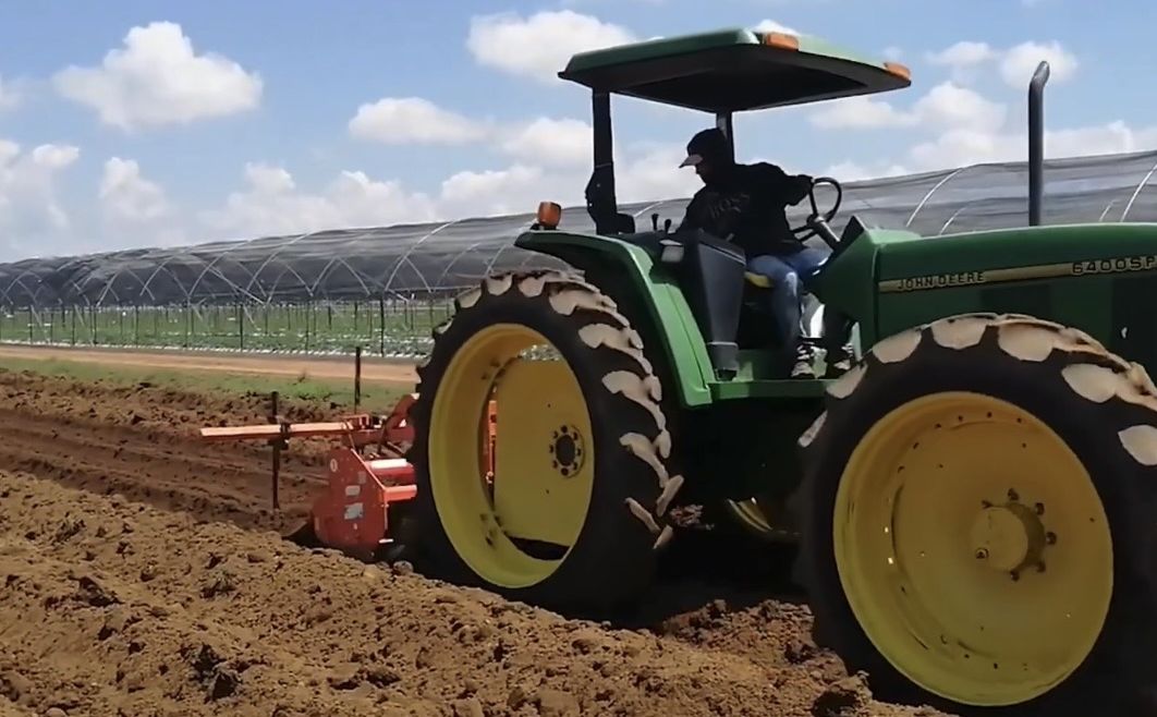 Tractor preparando la tierra